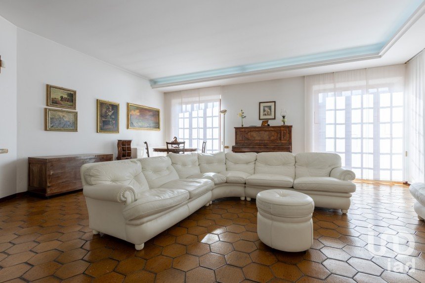 Casale 6 locali di 460 m² in Monte Urano (63813)