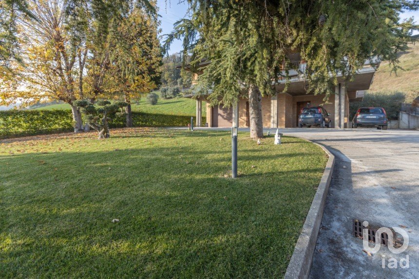 Casa indipendente / Villa 7 locali di 240 m² in Petritoli (63848)