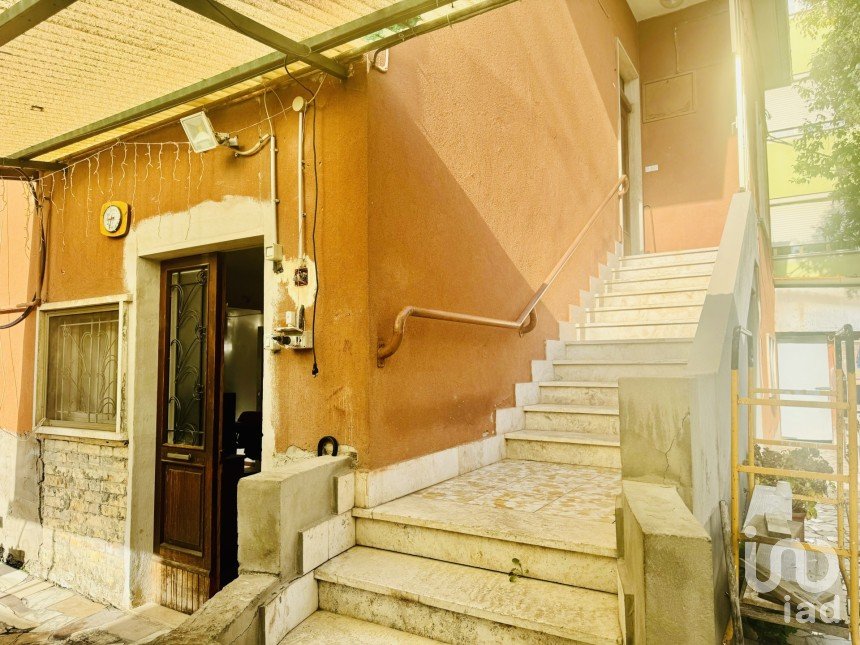 Farm 8 rooms of 180 m² in San Benedetto del Tronto (63074)