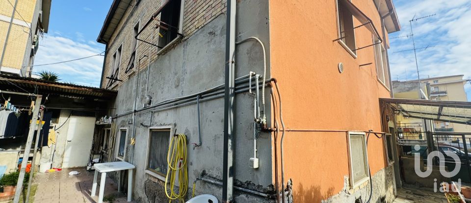 Farm 8 rooms of 180 m² in San Benedetto del Tronto (63074)