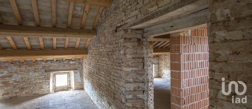 Barn conversion 7 rooms of 515 m² in Fiastra (62035)