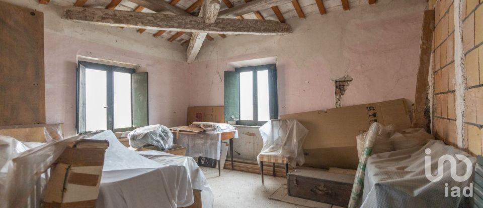 Rustico 35 locali di 1.006 m² in Osimo (60027)