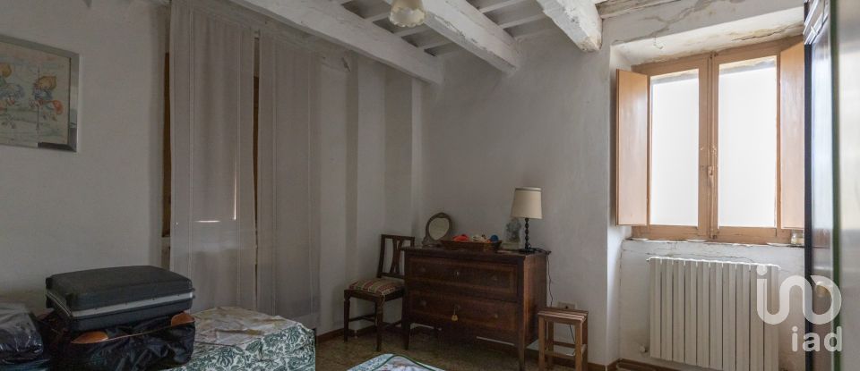 Rustico 35 locali di 1.006 m² in Osimo (60027)