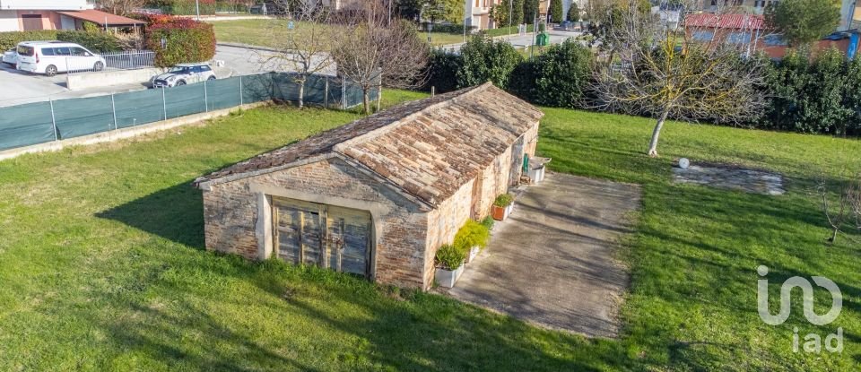 Rustico 35 locali di 1.006 m² in Osimo (60027)