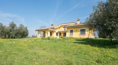 Casale 8 locali di 254 m² in Montelibretti (00010)