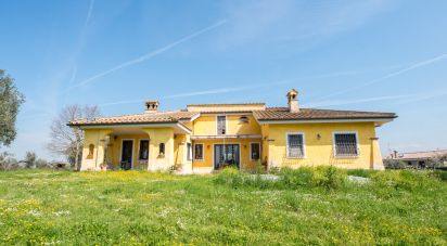 Casale 8 locali di 254 m² in Montelibretti (00010)