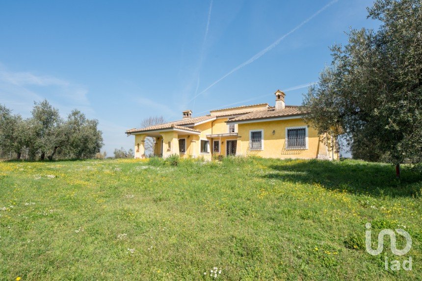 Farm 8 rooms of 254 m² in Montelibretti (00010)