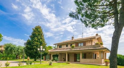 Casale 16 locali di 684 m² in Civitanova Marche (62012)