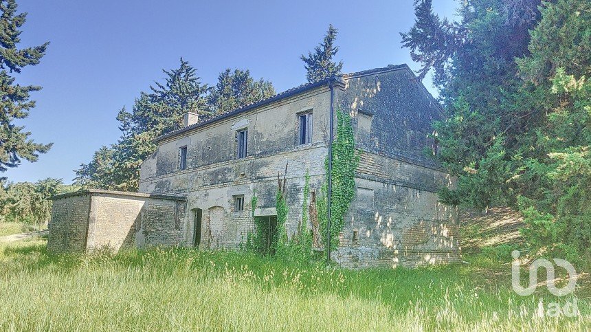 Rustico 0 locali di 300 m² in Offida (63073)