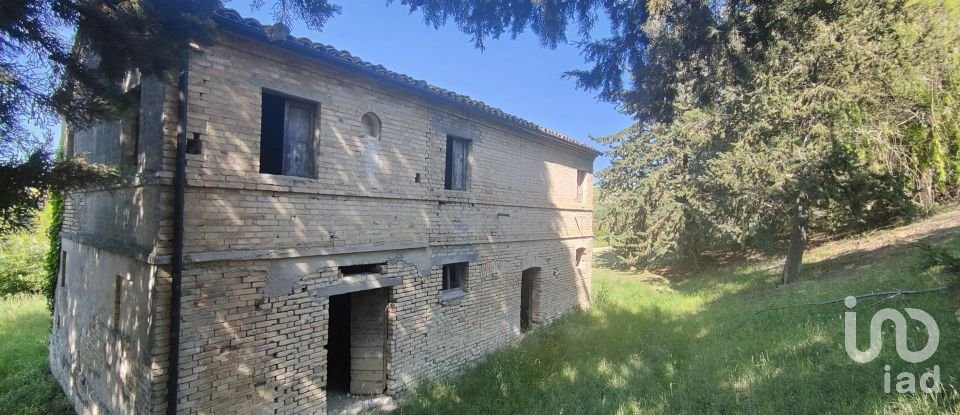 Rustico 0 locali di 300 m² in Offida (63073)
