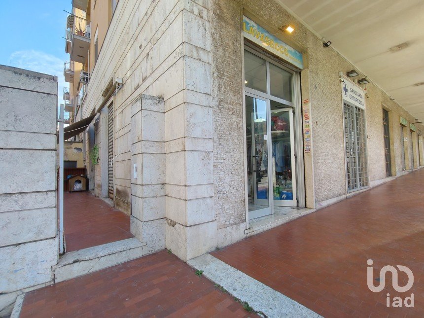 Negozio / locale commerciale di 64 m² in Roma (00165)