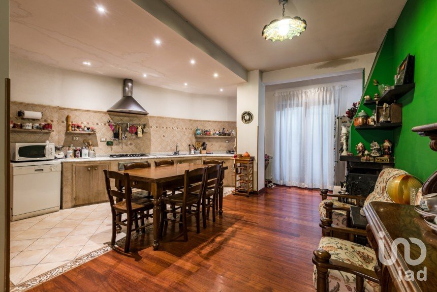 Four-room apartment of 130 m² in Roma (00178)