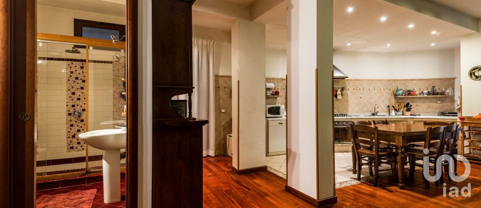 Four-room apartment of 130 m² in Roma (00178)