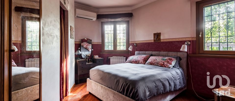 Four-room apartment of 130 m² in Roma (00178)