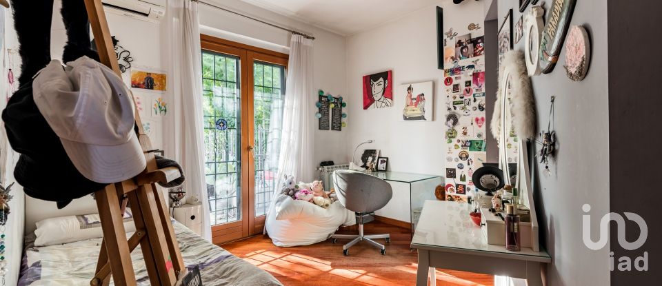 Four-room apartment of 130 m² in Roma (00178)