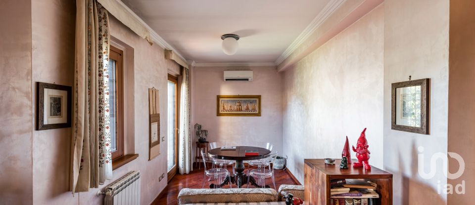 Four-room apartment of 130 m² in Roma (00178)