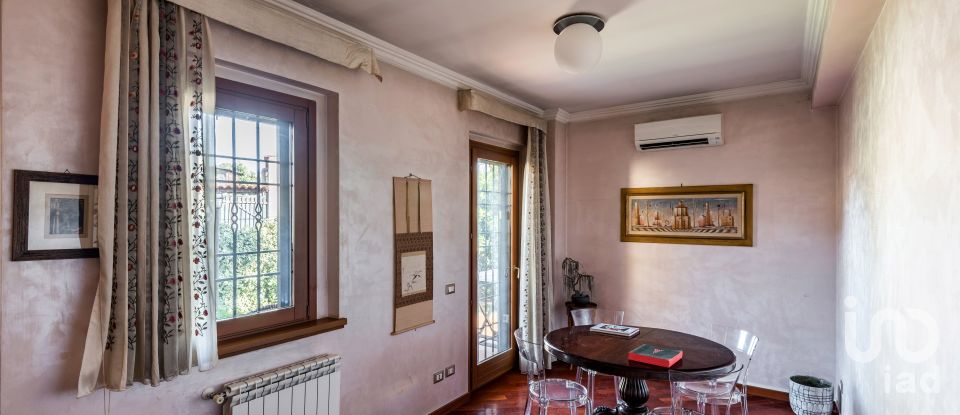 Four-room apartment of 130 m² in Roma (00178)