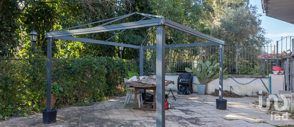 Four-room apartment of 130 m² in Roma (00178)