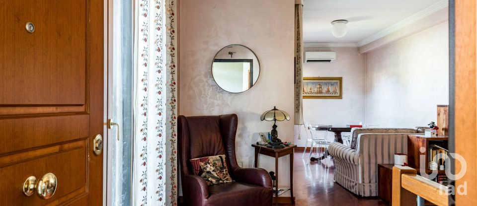 Four-room apartment of 130 m² in Roma (00178)