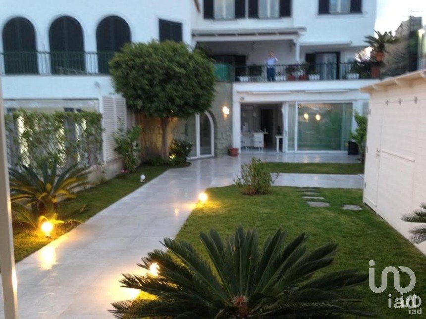 Farm 4 rooms of 110 m² in Ischia (80077)