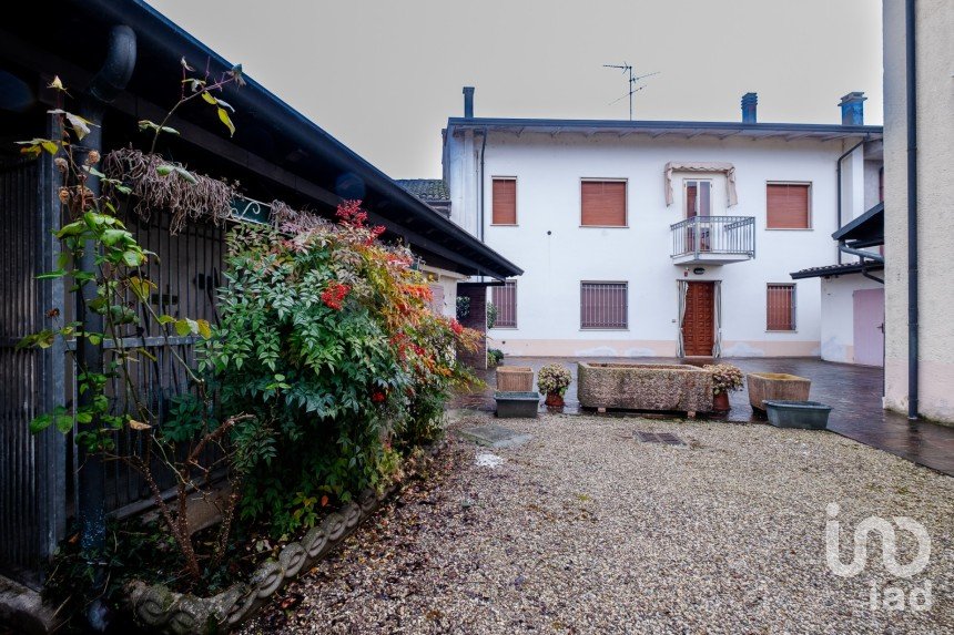 Townhouse 10 rooms of 358 m² in Goito (46044)