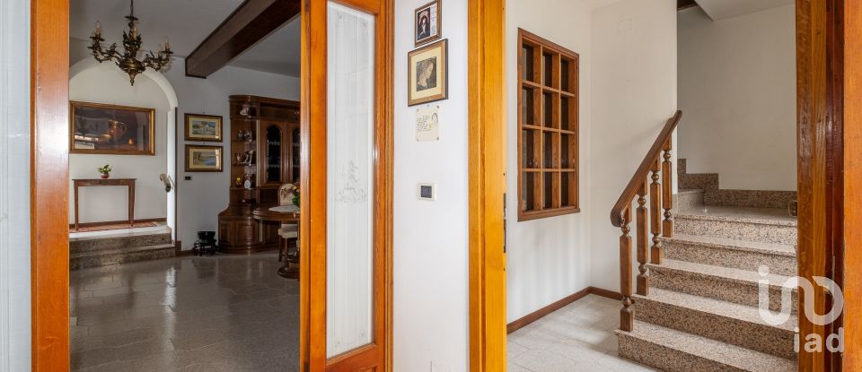 Townhouse 10 rooms of 358 m² in Goito (46044)