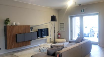 Negozio / locale commerciale di 680 m² in Perugia (06129)