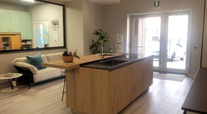 Negozio / locale commerciale di 680 m² in Perugia (06129)