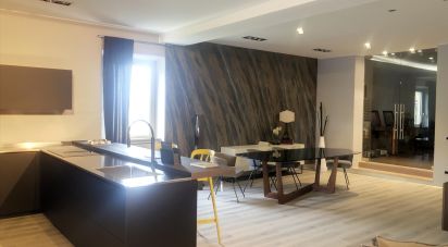 Negozio / locale commerciale di 680 m² in Perugia (06129)