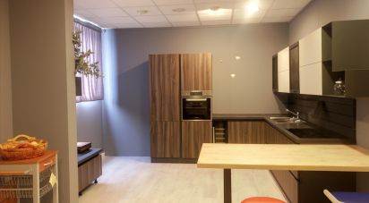 Negozio / locale commerciale di 680 m² in Perugia (06129)