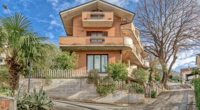 Casa indipendente / Villa 9 locali di 370 m² in Sant'Elpidio a Mare (63811)