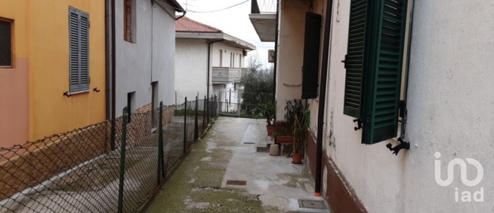 Rustico 11 locali di 250 m² in Notaresco (64024)
