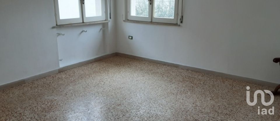 Rustico 11 locali di 250 m² in Notaresco (64024)