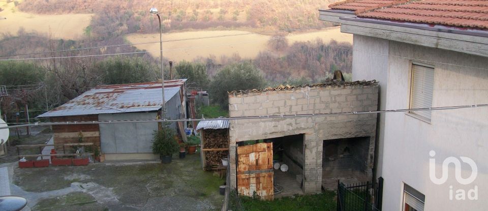 Rustico 11 locali di 250 m² in Notaresco (64024)