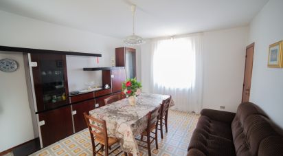 Casa indipendente / Villa 6 locali di 200 m² in - (61036)