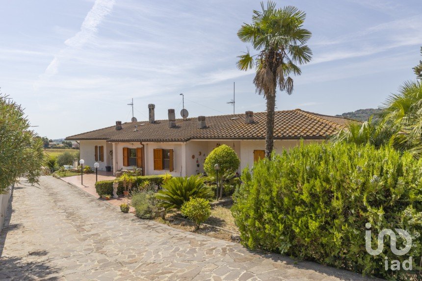 House 12 rooms of 323 m² in Ancona (60121)