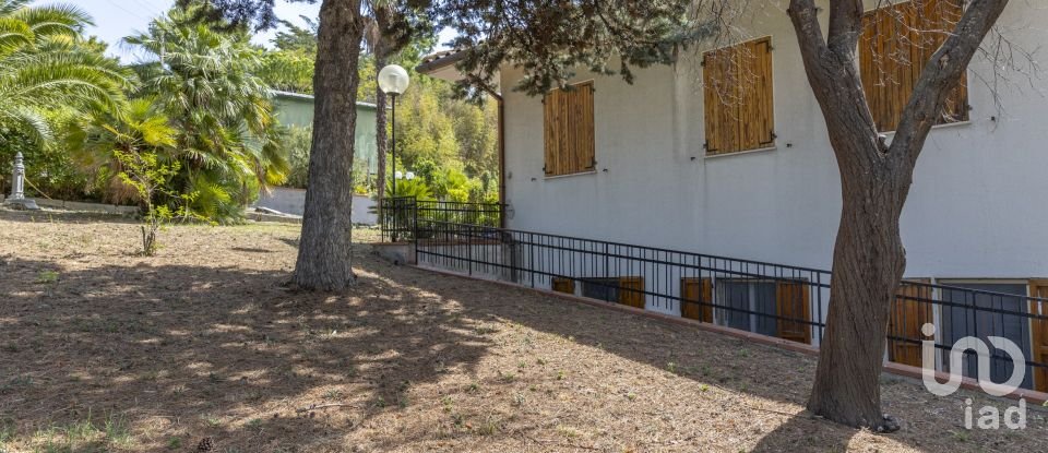 House 12 rooms of 323 m² in Ancona (60121)