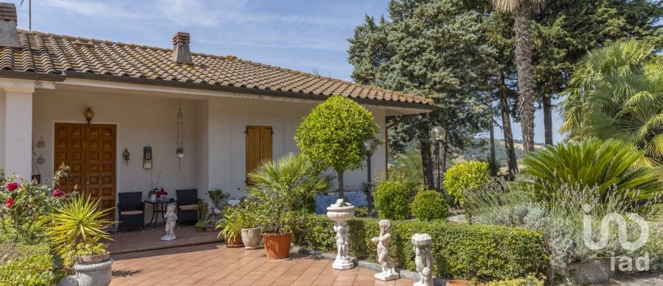 House 12 rooms of 323 m² in Ancona (60121)