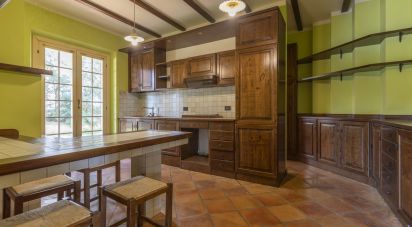 Casale 12 locali di 340 m² in Cingoli (62011)