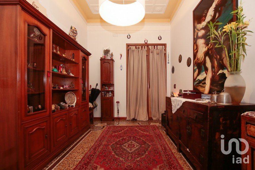 Apartment 10 rooms of 213 m² in Genova (16151)