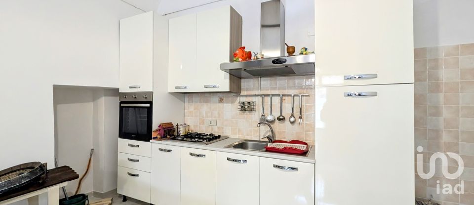 House 11 rooms of 146 m² in Popoli (65026)