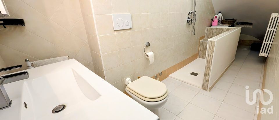 House 11 rooms of 146 m² in Popoli (65026)