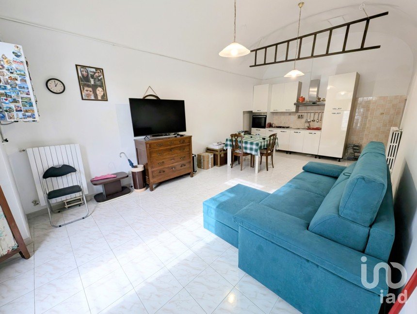 House 11 rooms of 146 m² in Popoli (65026)