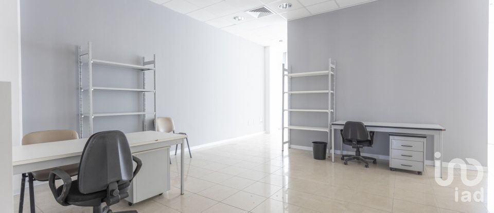 Negozio / locale commerciale di 161 m² in Loreto (60025)