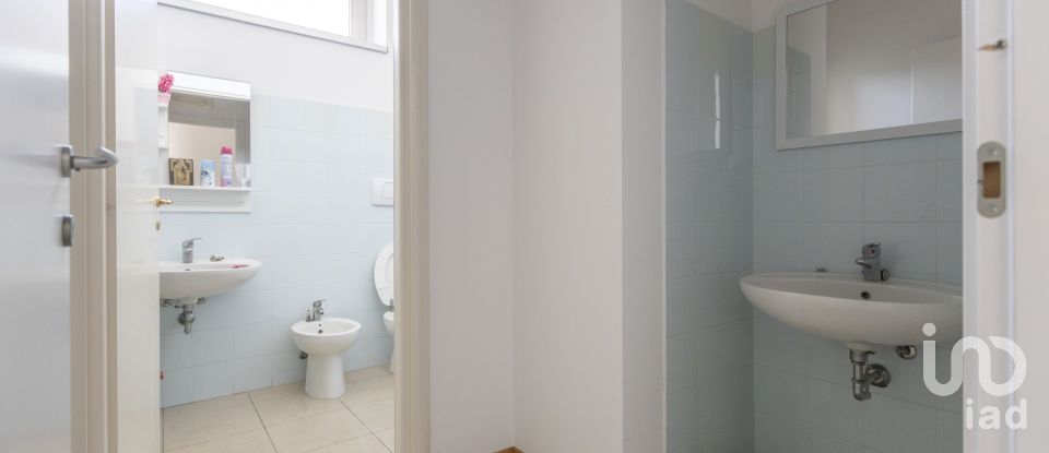 Negozio / locale commerciale di 161 m² in Loreto (60025)