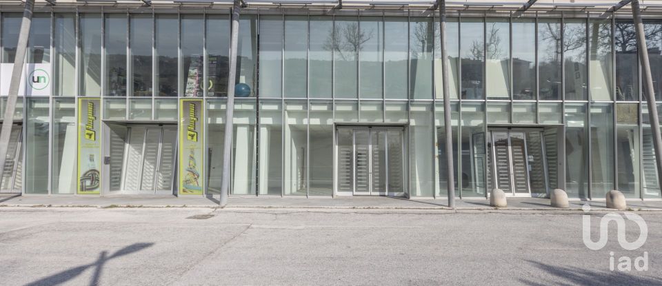 Negozio / locale commerciale di 161 m² in Loreto (60025)