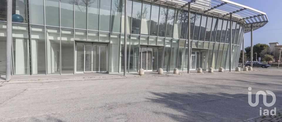 Negozio / locale commerciale di 161 m² in Loreto (60025)