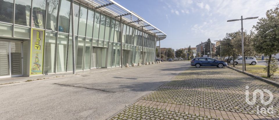 Negozio / locale commerciale di 161 m² in Loreto (60025)