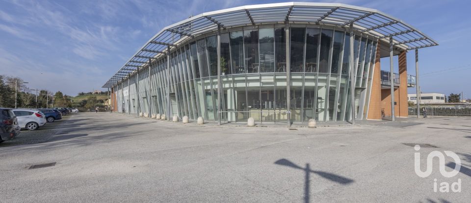 Negozio / locale commerciale di 161 m² in Loreto (60025)