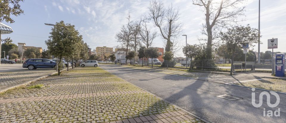 Negozio / locale commerciale di 161 m² in Loreto (60025)